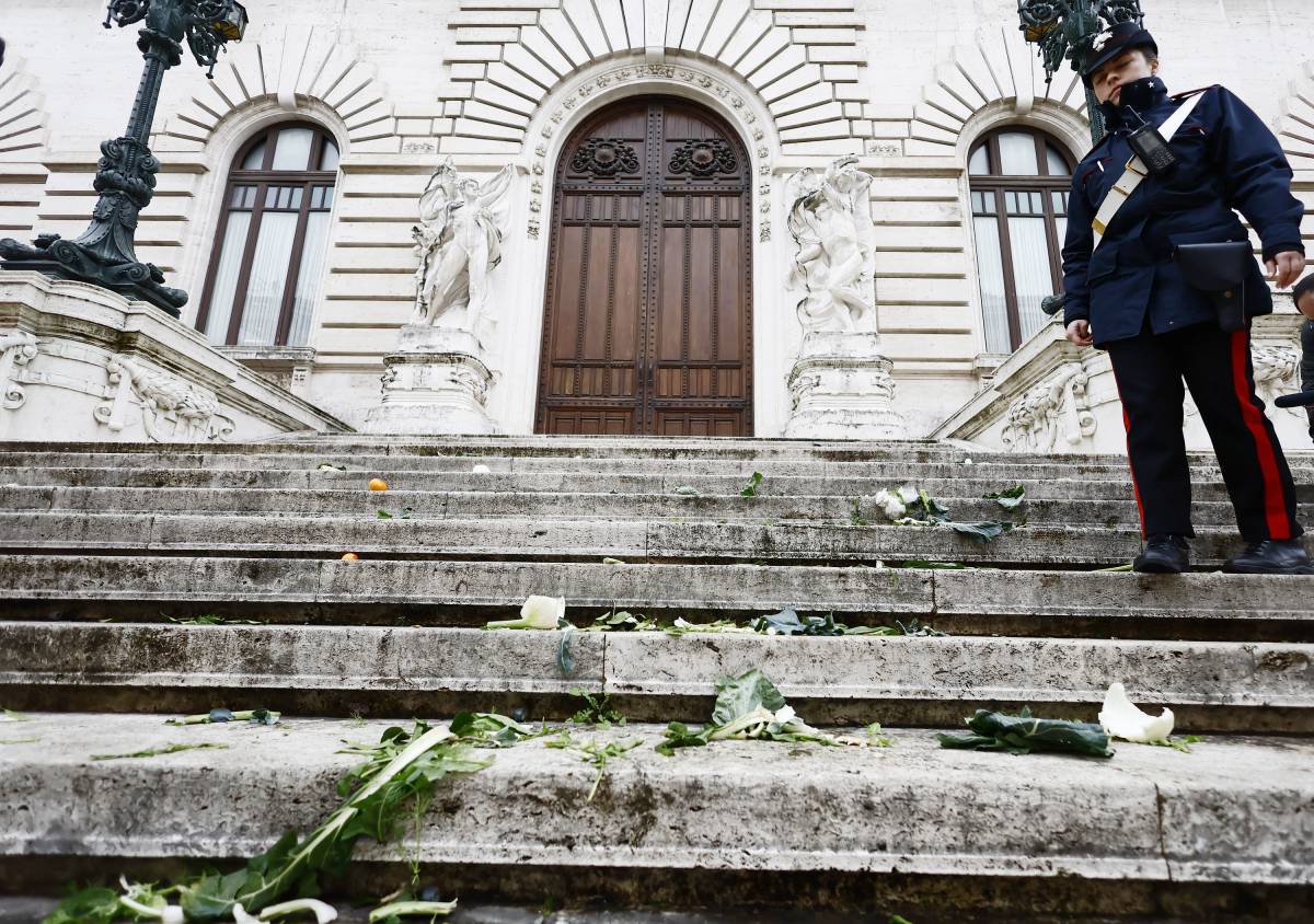 Lo sfregio degli eco-vandali contro la Camera