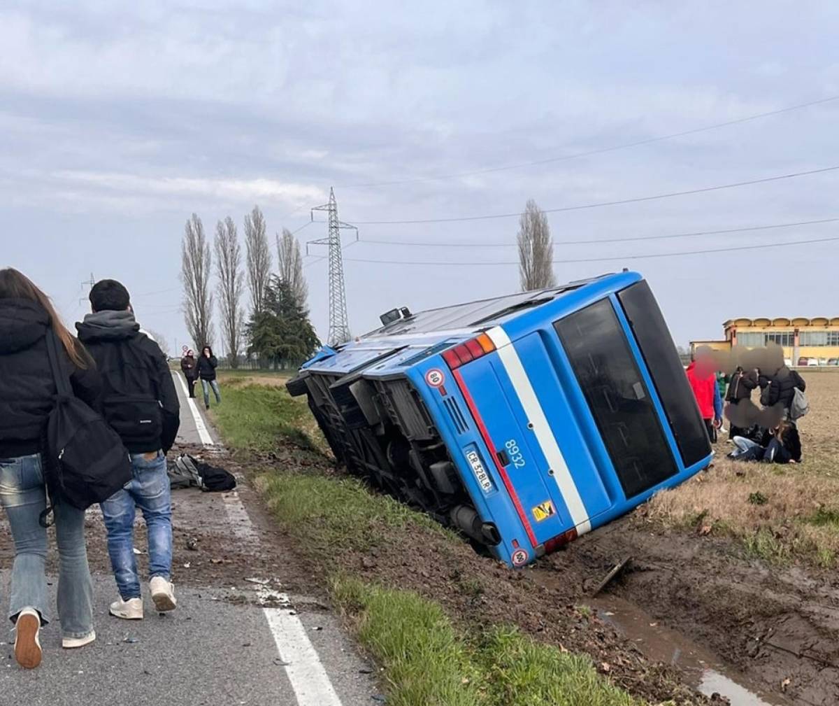 Dramma a Ferrara, scontro fra auto e bus pieno di studenti: morta la conducente