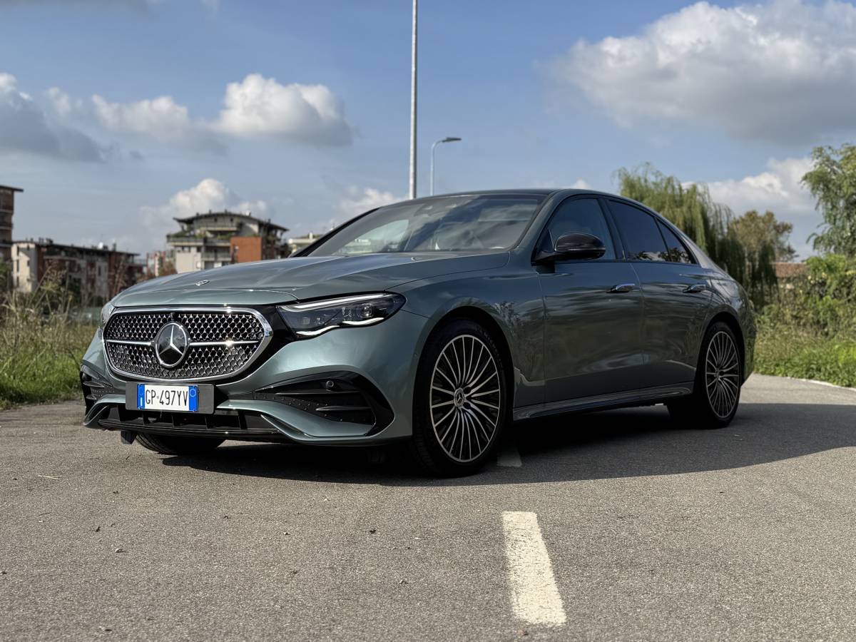 Mercedes Classe E 300e, la prova della plug-in benzina super tecnologica