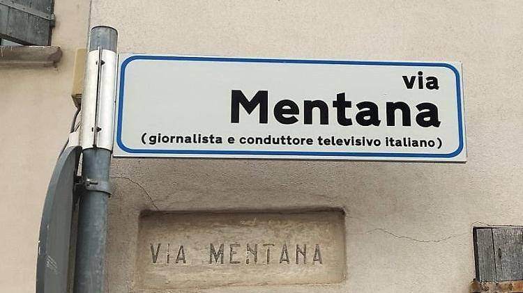 "Via Mentana, giornalista e conduttore televisivo italiano". La gaffe del Comune