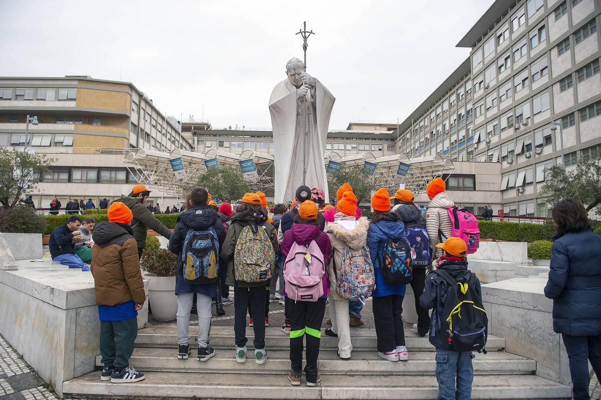 I fedeli di tutto il mondo in preghiera. "Vogliamo un miracolo per il Pontefice"