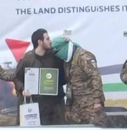 L'ultimo sfregio di Hamas. L'ostaggio costretto a baciare la testa di due miliziani di Hamas