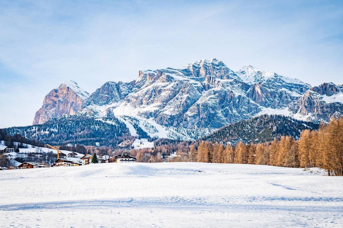 Si schianta contro un albero mentre scia. Muore un ragazzino a Cortina