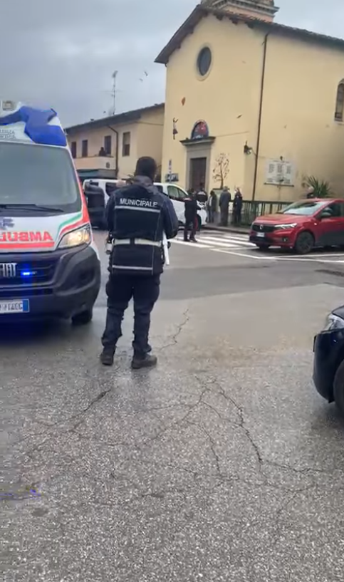 L'arrivo dei soccorsi e delle forze dell'ordine dopo la rissa