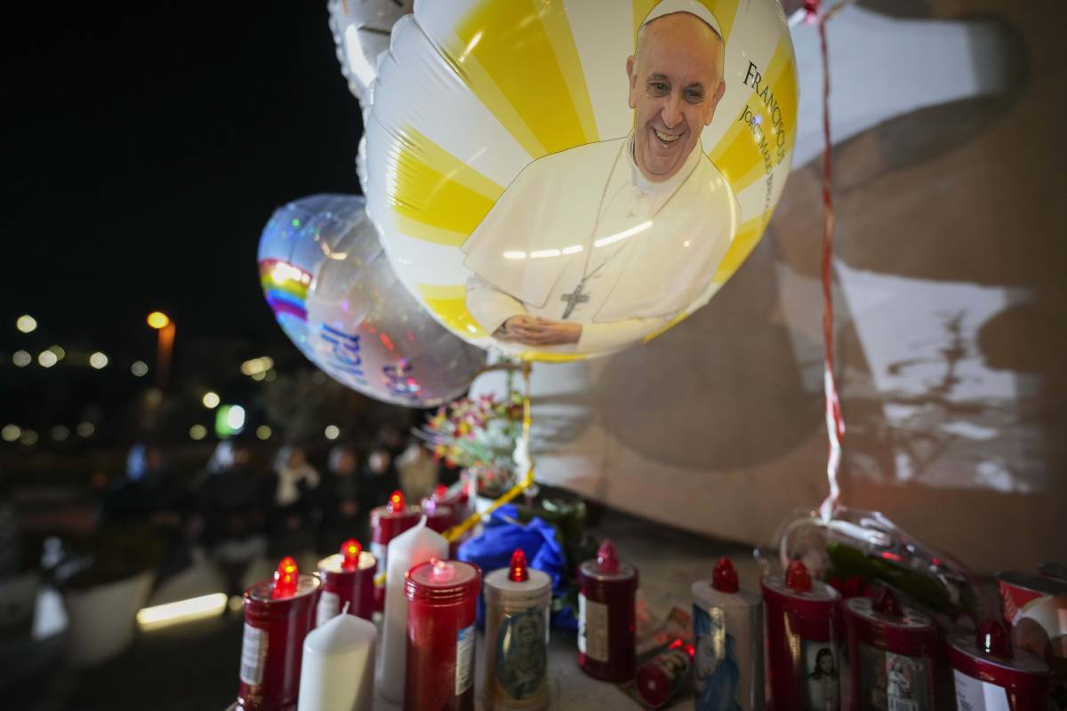 Palloncini, sciarpe e rosari. Tra il popolo di Francesco: "Per noi è come un padre"