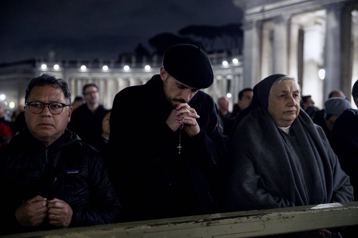 Gli anti Bergoglio al rosario in S. Pietro. "Non pregate contro"