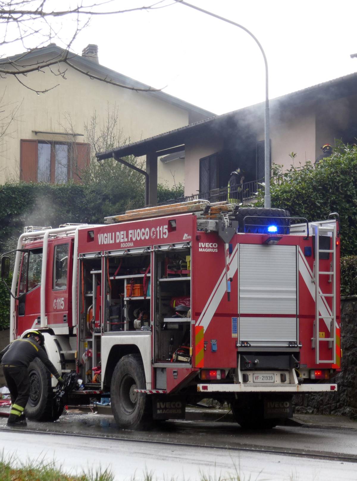 Accoltella la madre poi dà fuoco alla casa: aveva problemi mentali