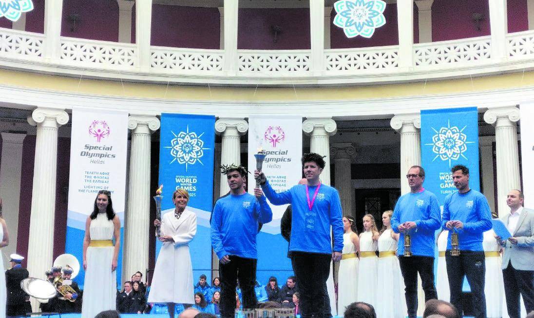 Atene, accesa torcia di Special Olympics