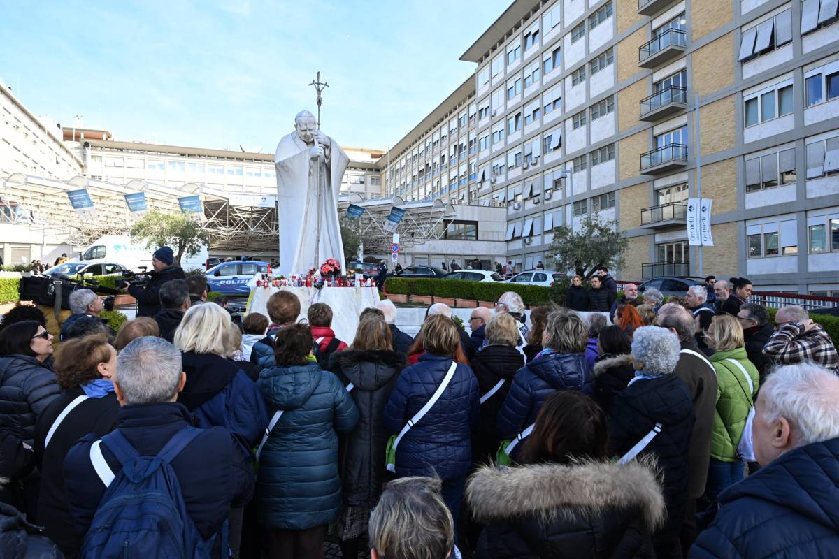 Il Papa in lieve miglioramento. "I reni non preoccupano più"