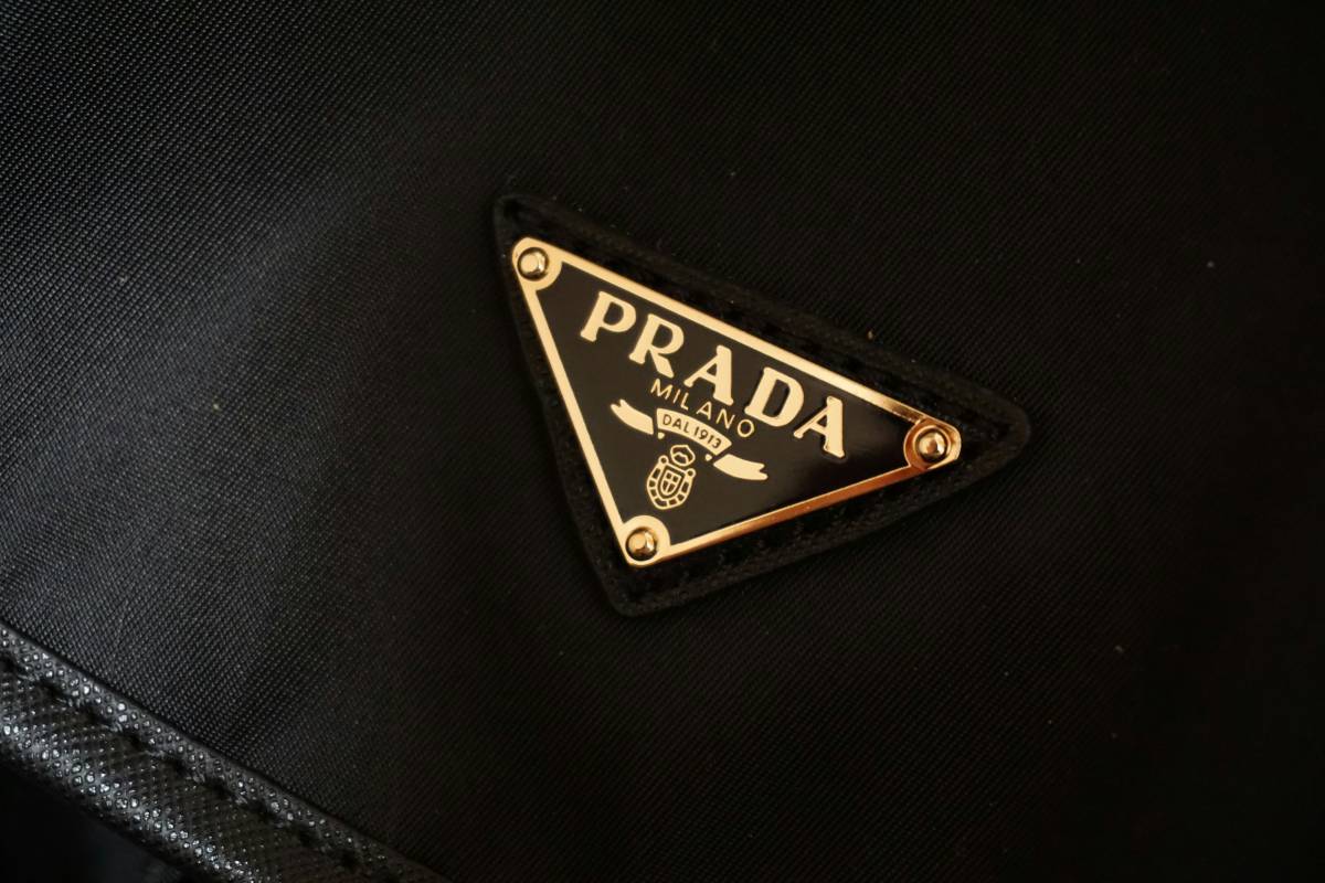 Prada apre gli armadi per accogliere Versace