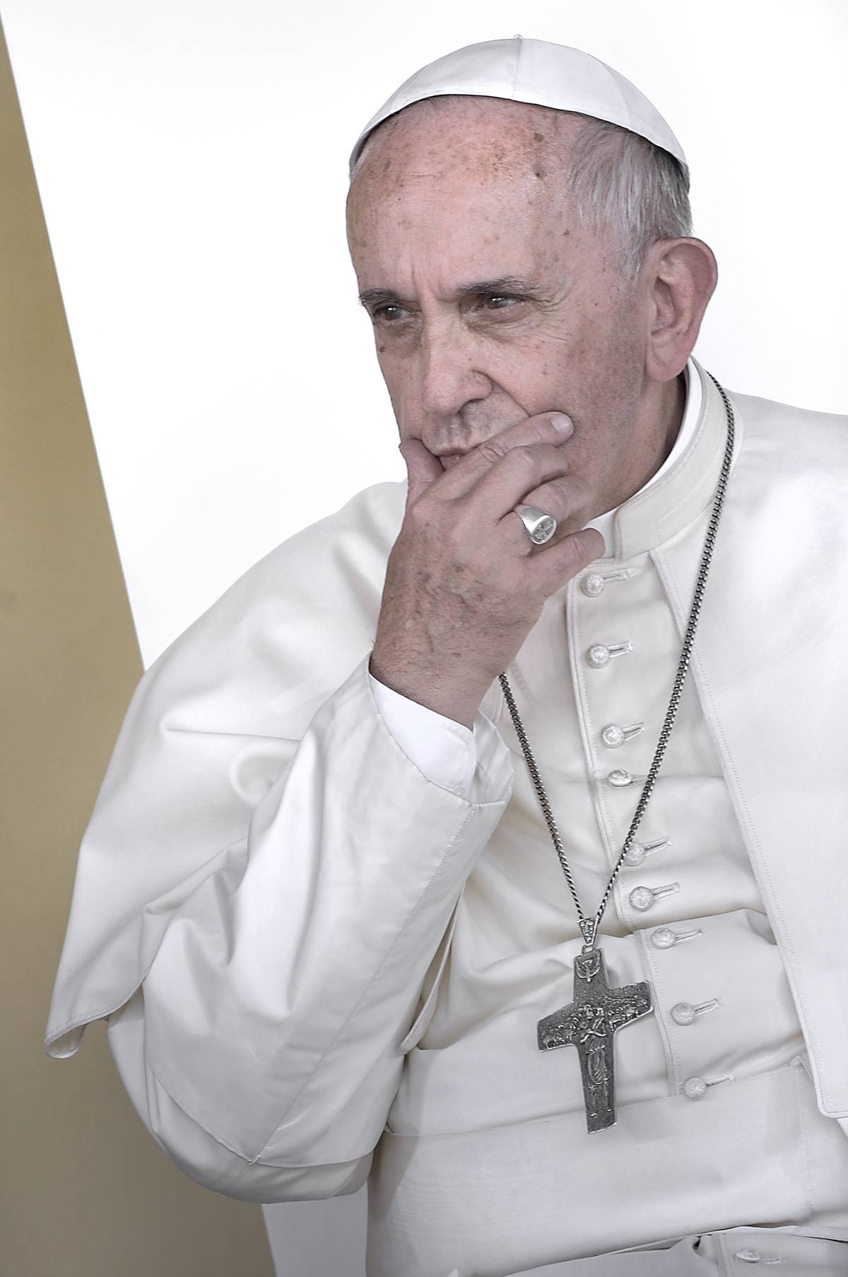 Papa Francesco, la polmonite "in riduzione"