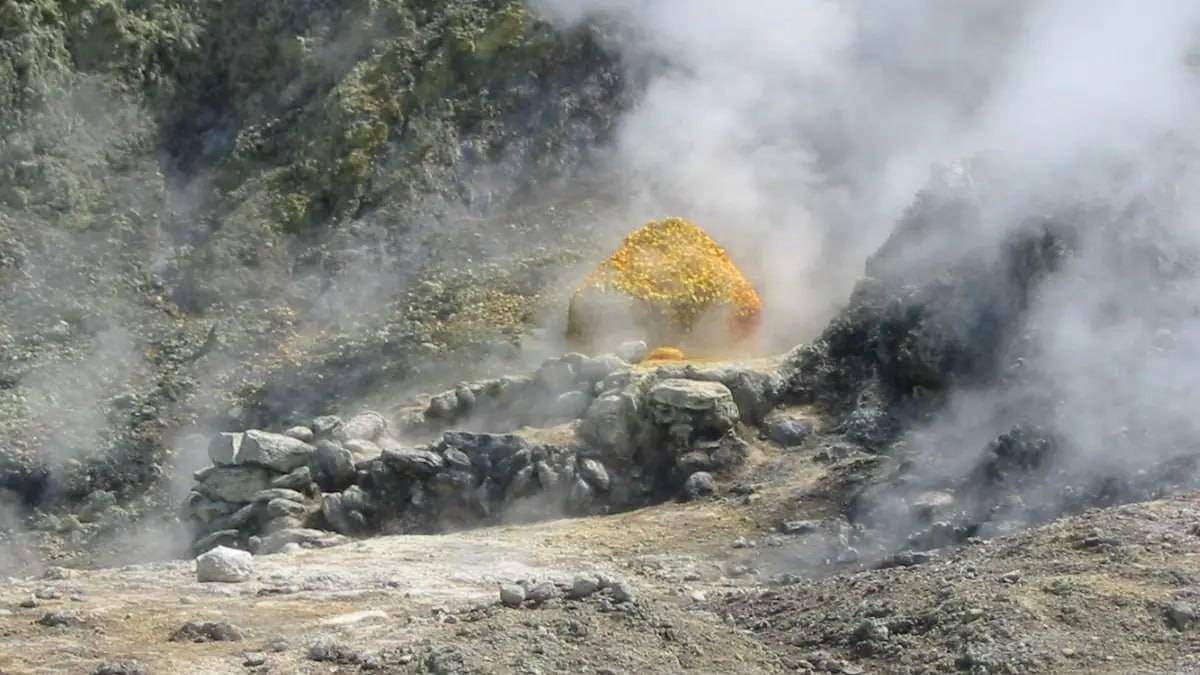 "Suolo sollevato di 21 centimetri" : cosa succede ai Campi Flegrei