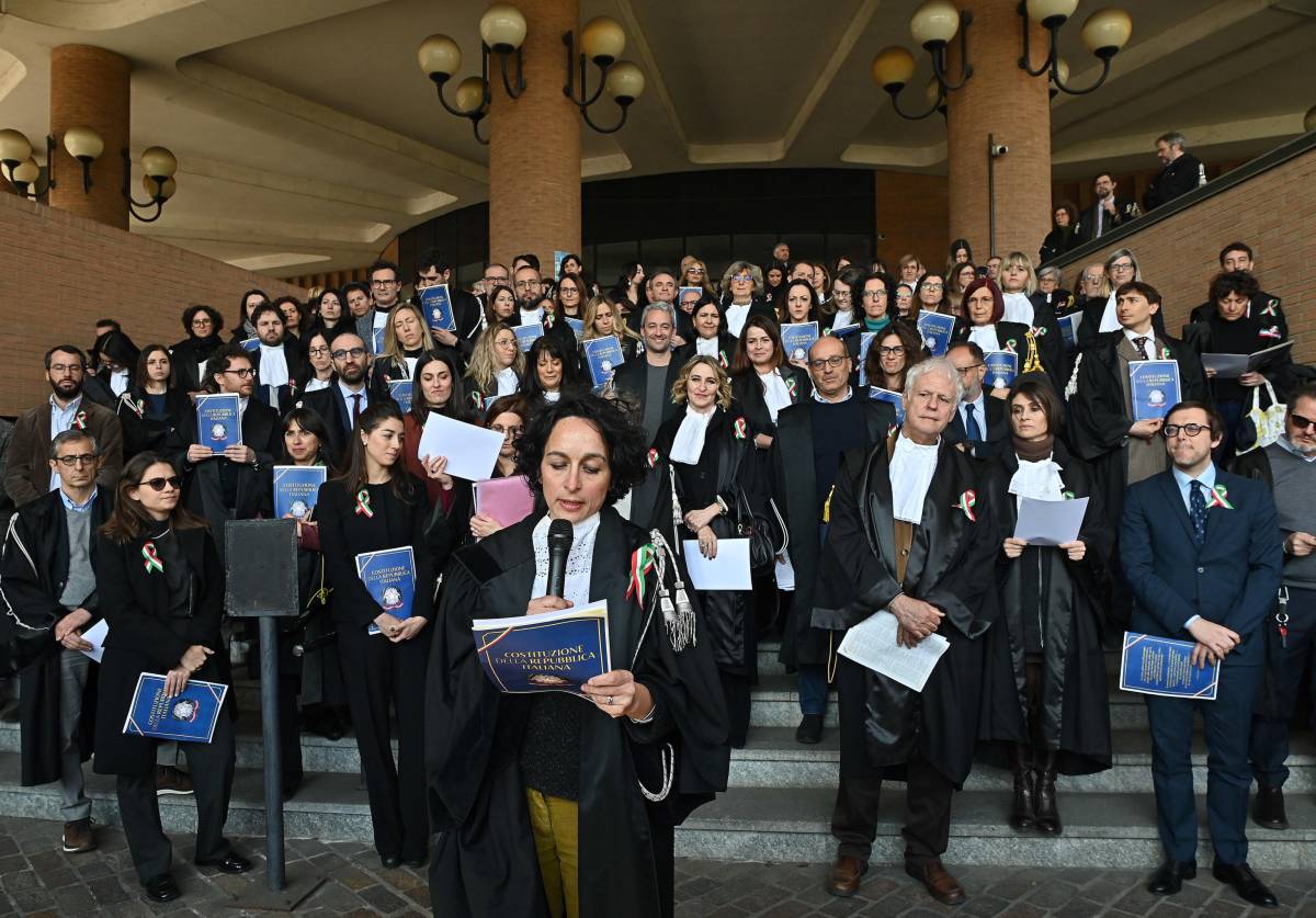 Dagli stipendi bassi all'omicidio Amato. Tutte le volte di una strana protesta