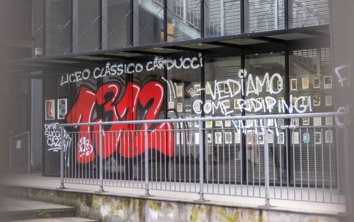 Lo sfregio alla polizia: felpe "Acab" col logo della scuola