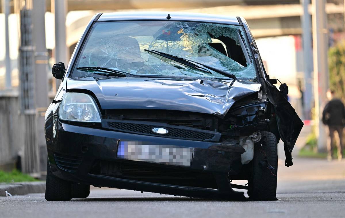 L’auto sulla folla del Carnevale: due morti e 25 feriti Il killer è un neonazi