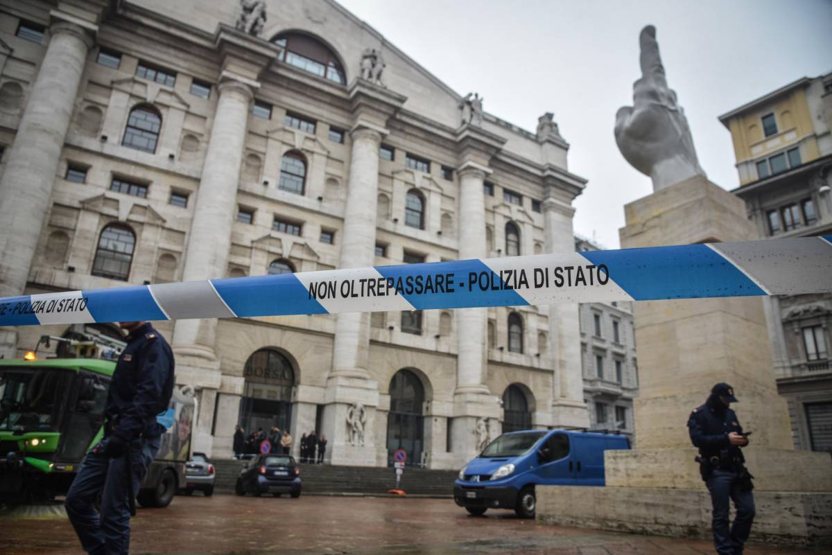 Il Comune non querela i vandali: tutti salvi gli imbrattatori di Cattelan