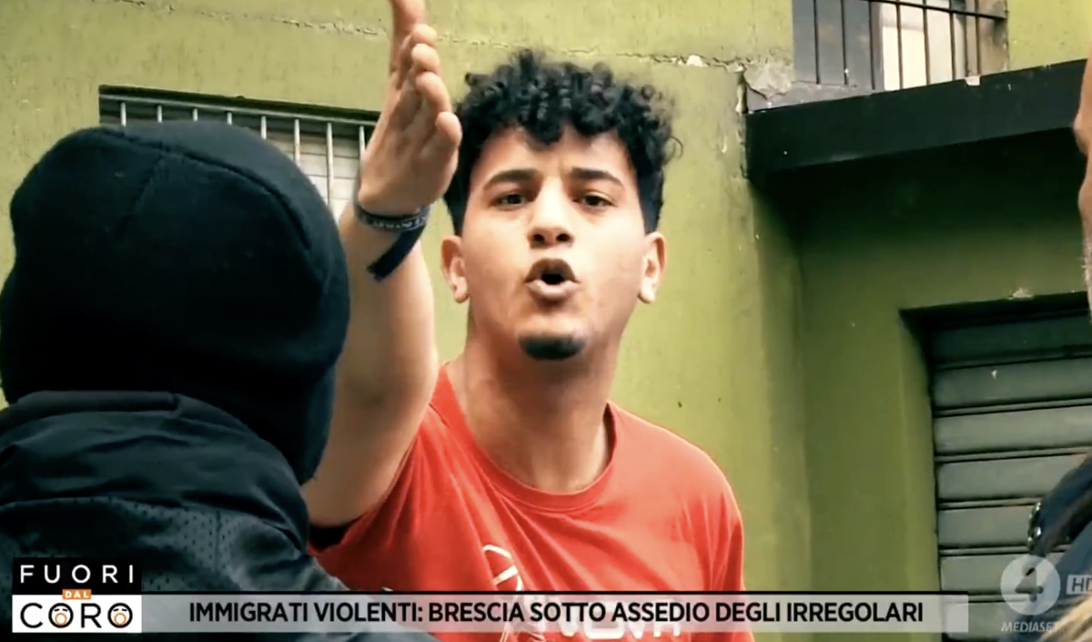 "Chi c***o siete? Andate via o vi mangio". L'immigrato minaccia la troupe di Fuori dal Coro