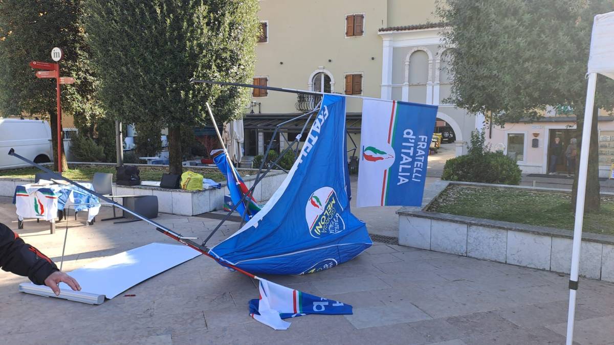 A Mori distrutto il banchetto di FdI e ferito alla testa un militante della Lega: "Vi odio tutti"