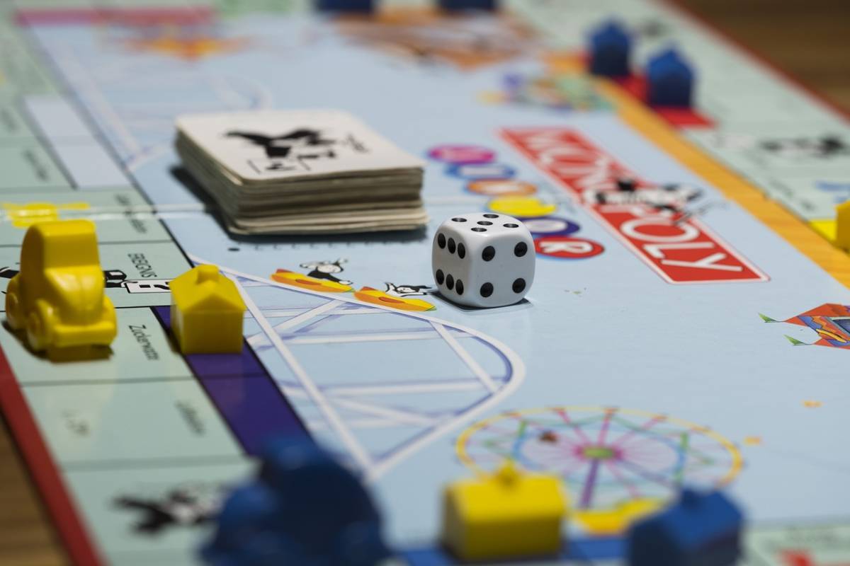 Via i contanti, arrivano carte di credito e App: ecco come cambia il Monopoly