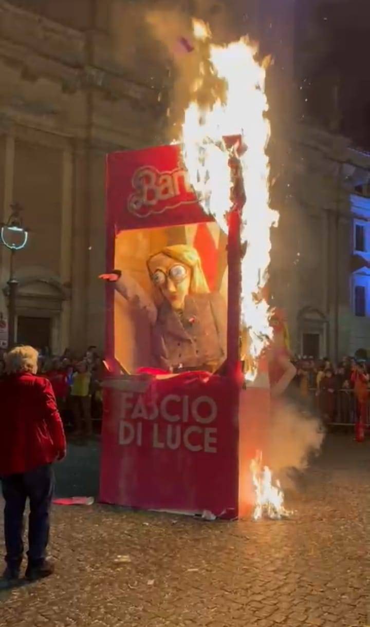 Carnevalone Liberato, bruciato il “bammoccio” della Meloni