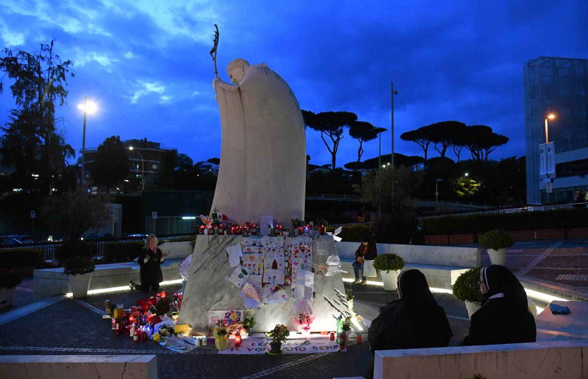 Il Papa mangia cibi solidi e partecipa alla messa