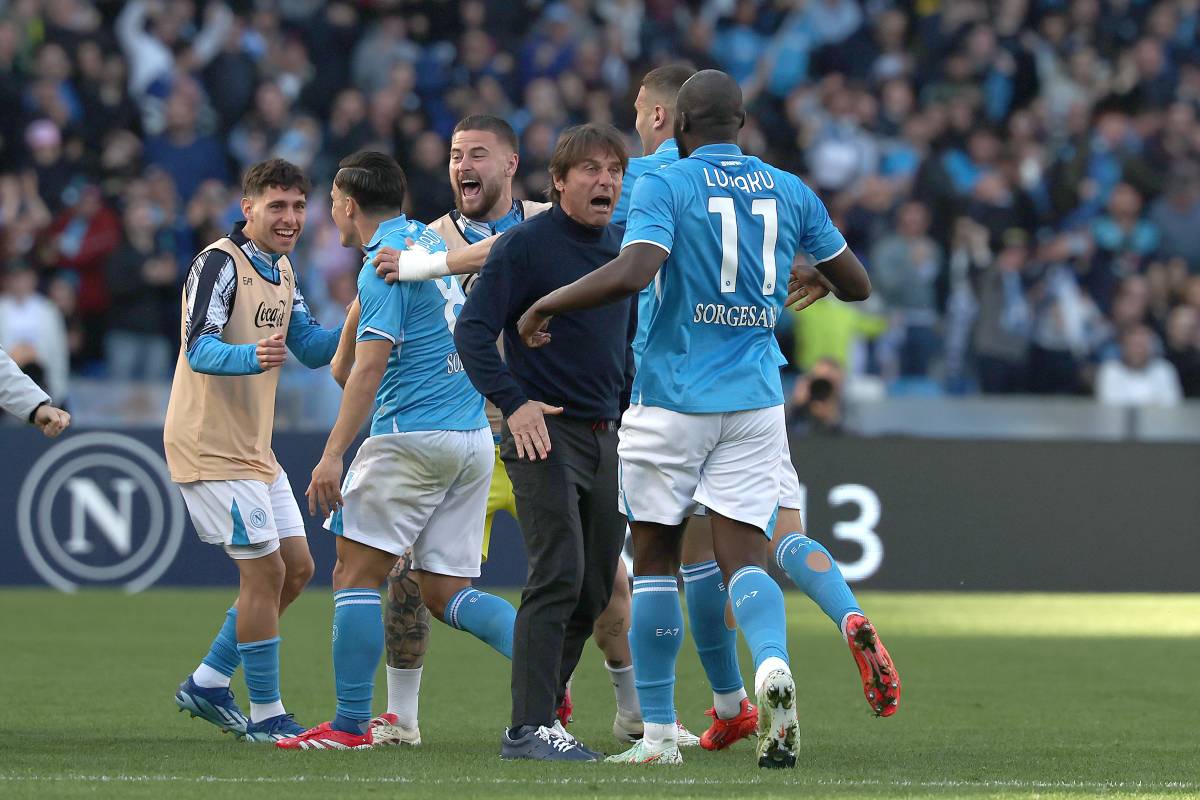 Lukaku-Raspadori, il Napoli resta in scia. Conte applaude i tifosi