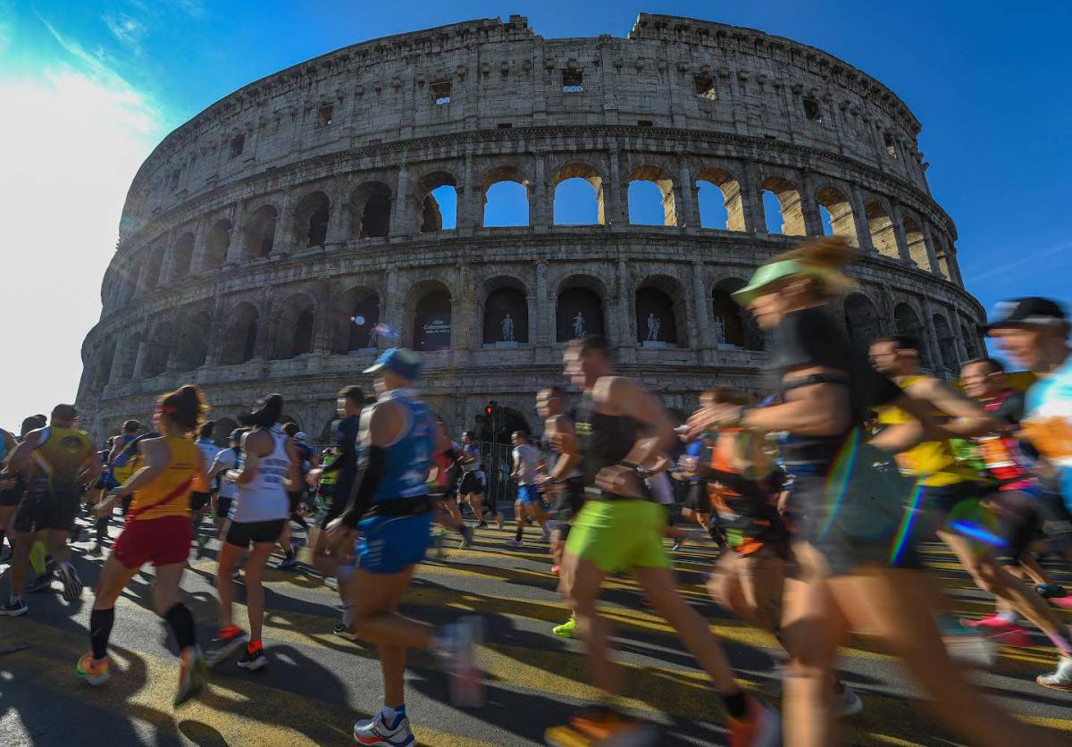 La maratona di Roma compie 30 anni e fa il record di iscritti, oltre 50 mila