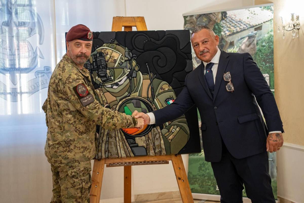 L'artista Stefano Bressani durante la consegna dell'opera d'arte al Colonnello Marco Margutti