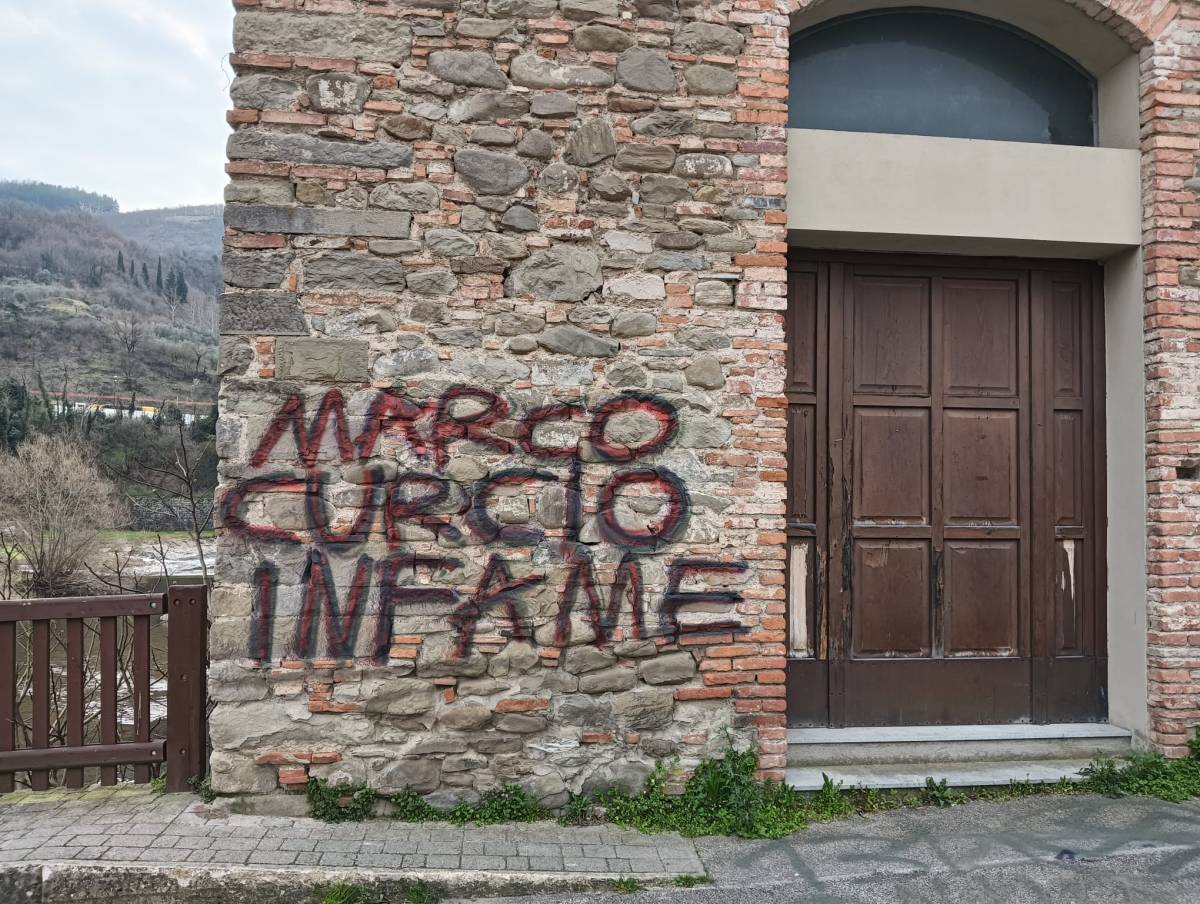 "Infame". Vandali imbrattano edificio storico per diffamare il capogruppo di Fratelli d'Italia