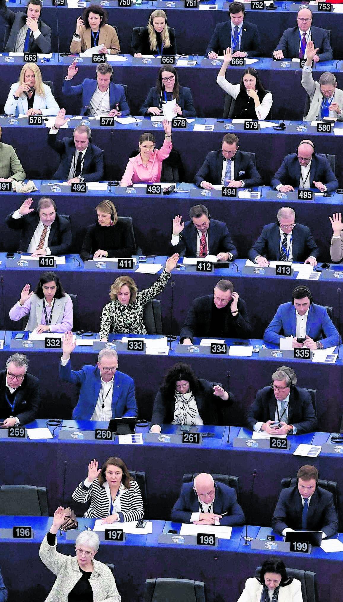 Passa il riarmo Ue con i voti di Fi e Fdi. La Lega si oppone. Il Pd spaccato in due