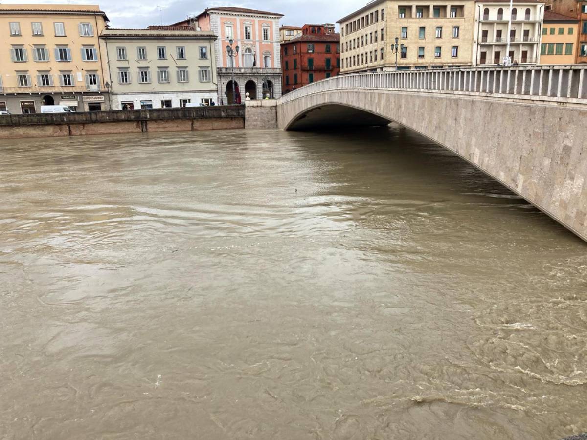 Maltempo, allerta rossa in Emilia-Romagna e Toscana: cresce il livello dei fiumi