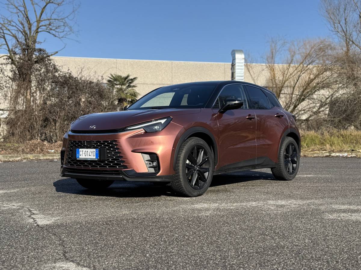 La prova della Lexus LBX: city-SUV full-hybrid dagli ottimi consumi e qualità premium