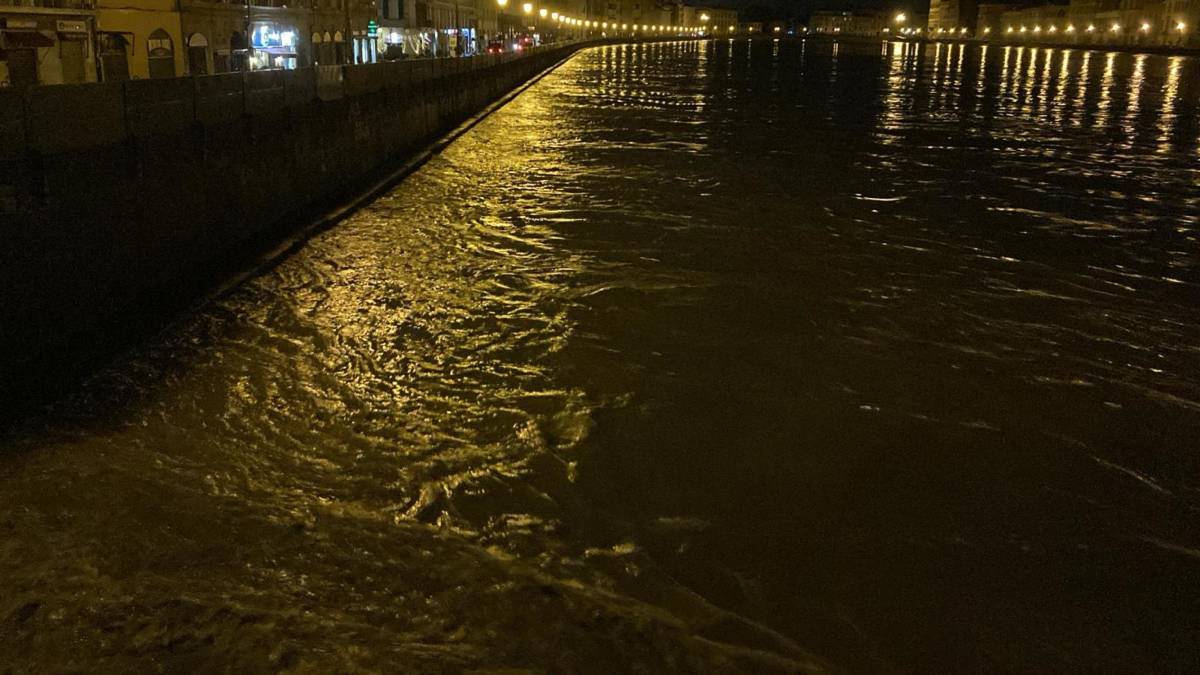 Emergenza maltempo, a Firenze transita la piena dell'Arno. Resta l'allerta in Emilia-Romagna