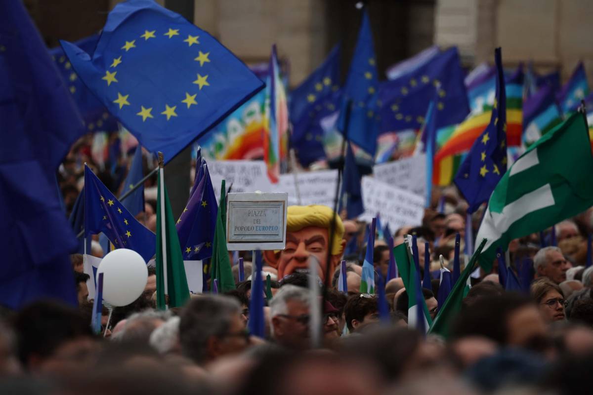 Cartelli contro Trump e bandiere dell'Europa: in piazza la sinistra contro il riarmo