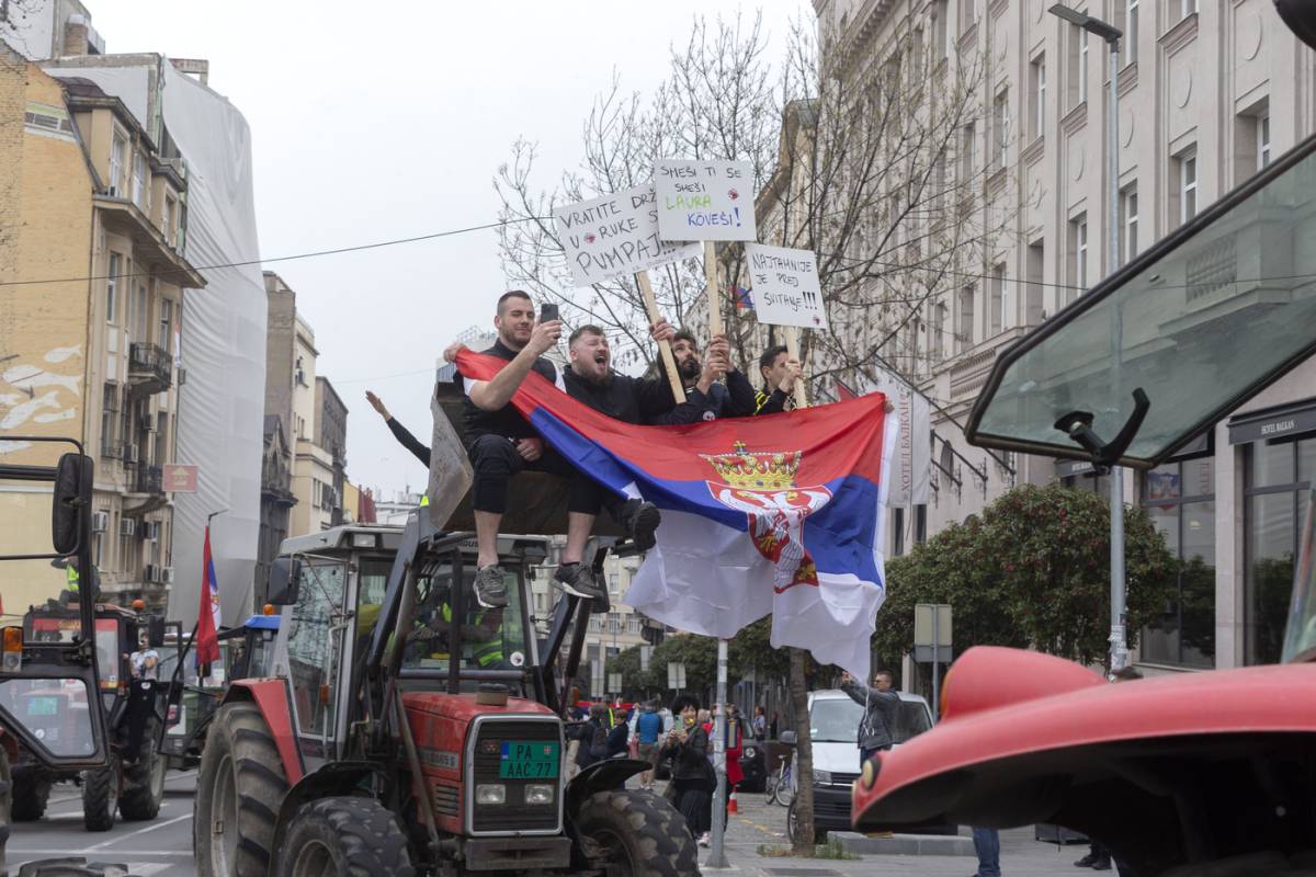 La protesta dei 100mila giovani a Belgrado: "Vucic deve lasciare"