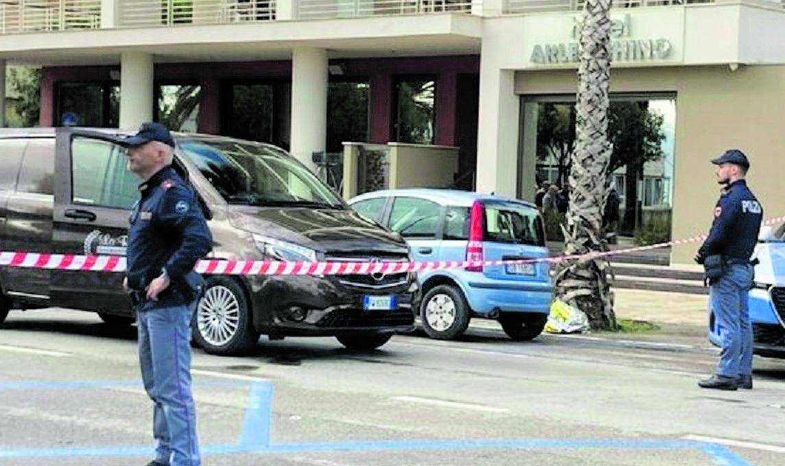 Uccide col machete e ne ferisce altri tre