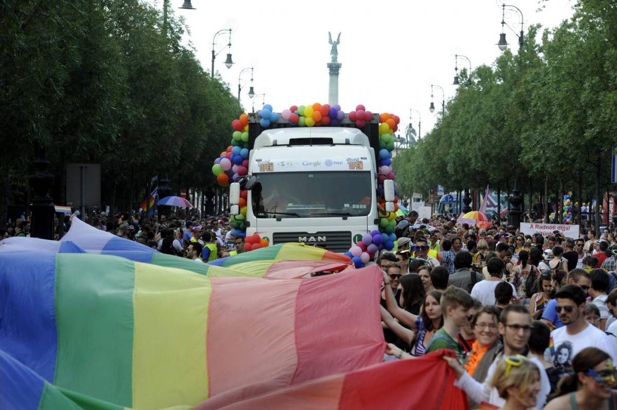 Pride vietato per legge, la stretta di Orban: "Dannoso per i bambini"