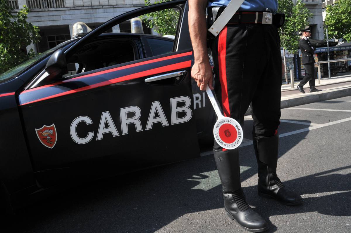 Nasconde due dosi di droga sotto la dentiera: scoperto dai carabinieri