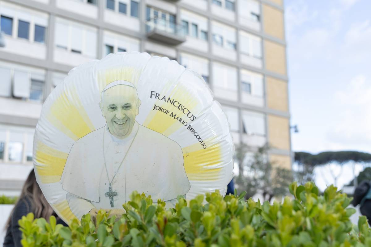 Il Papa è stazionario: "Ma in alcuni momenti non serve l'ossigeno"