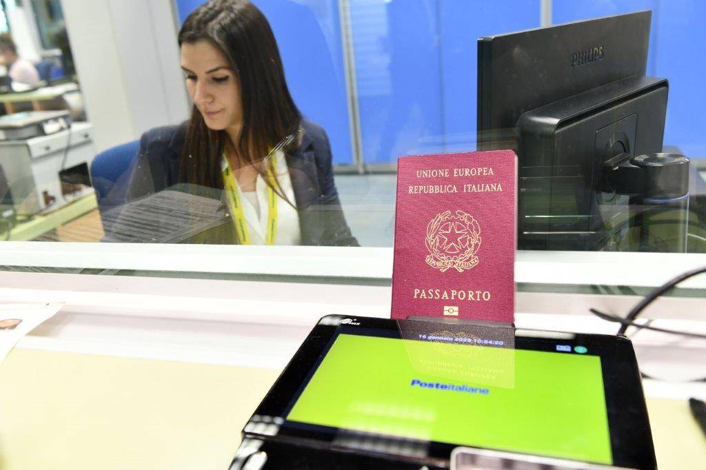 Passaporto, da oggi si può richiedere anche in alcuni uffici postali. Ecco quali