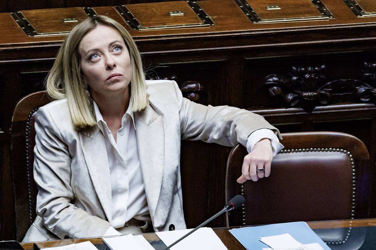 "Questa non è la mia Europa". Fischi dalle opposizioni a Meloni, seduta sospesa due volte