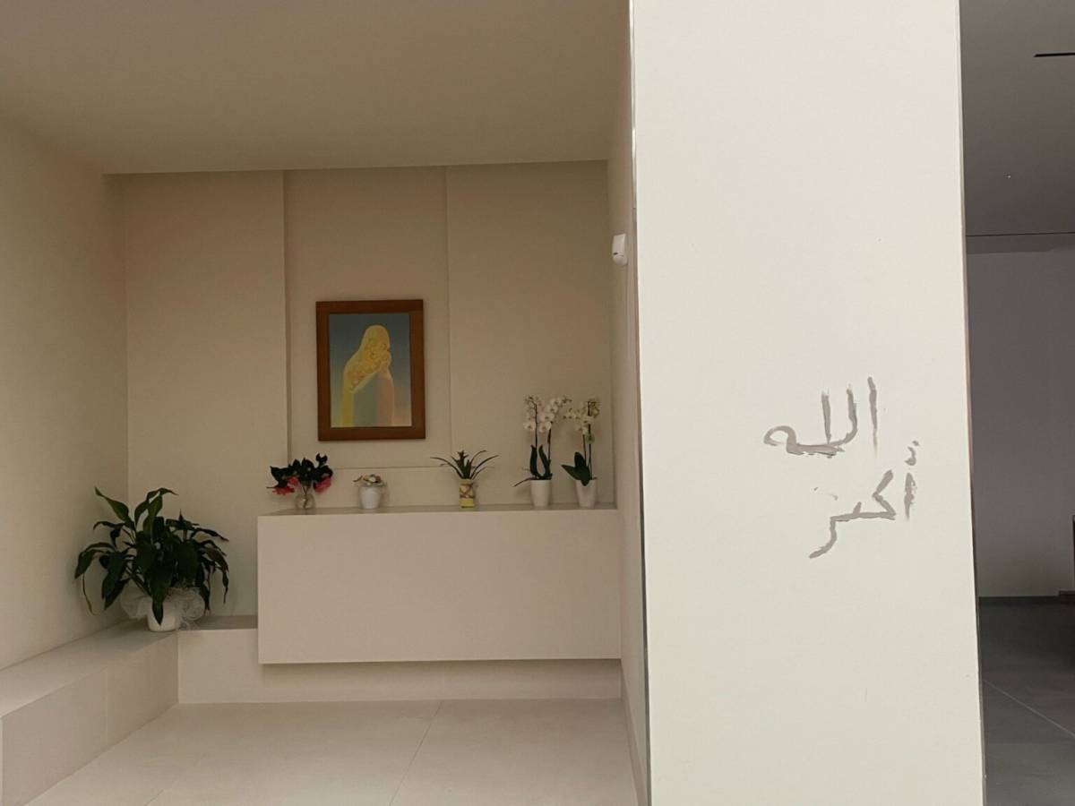 Lo straniero esce dal Cpr e vandalizza la chiesa con scritte inneggianti ad Allah