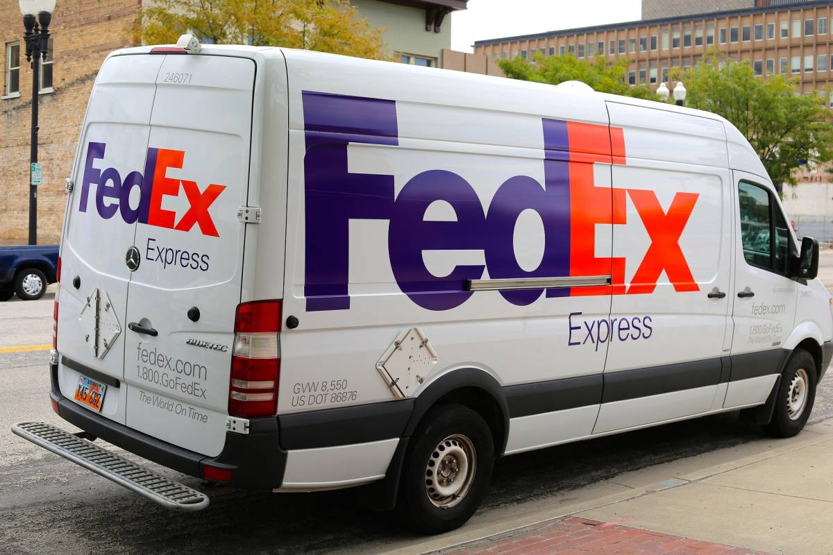 FedEx teme indebolimento del commercio globale, tagliate stime su utili e ricavi