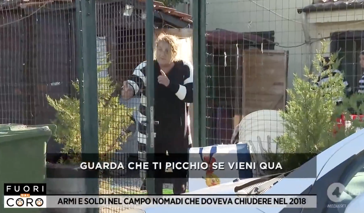 “Ti picchio se vieni qua”. Troupe di Fuori dal Coro minacciata in un campo nomadi abusivo