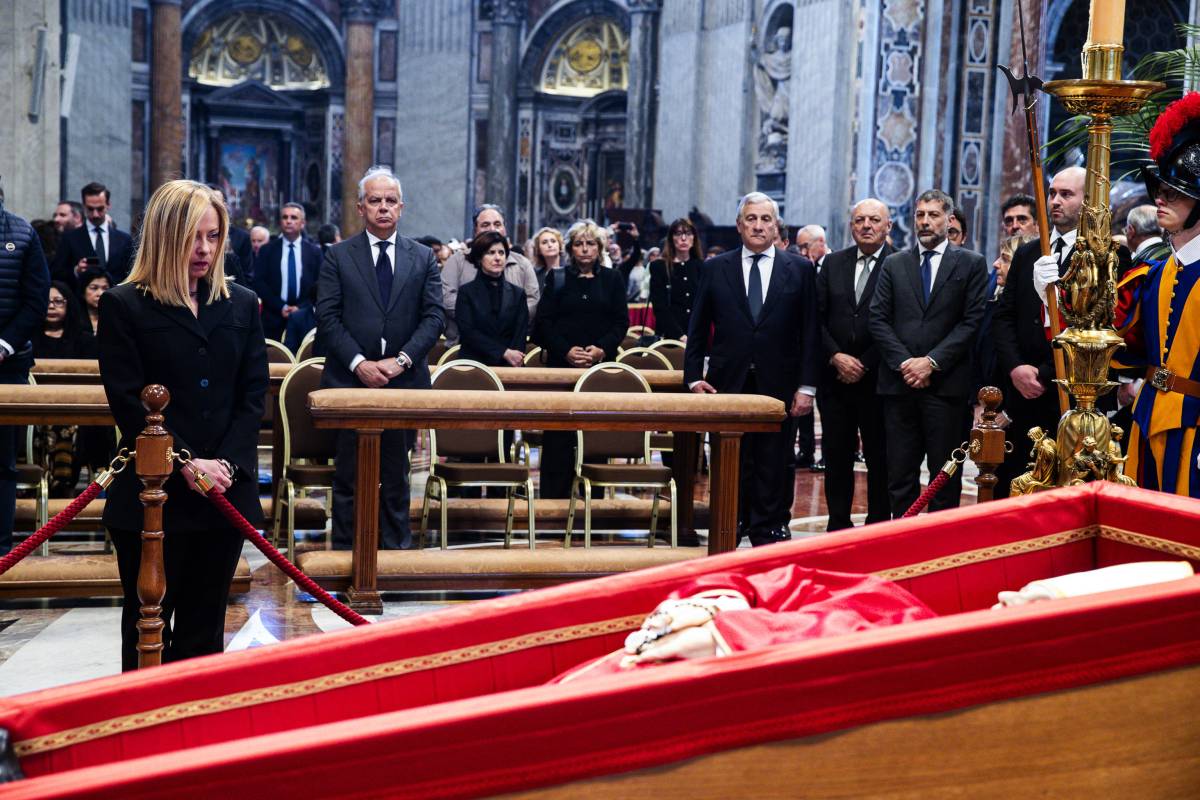 L’omaggio del governo alla salma di Bergoglio. "Continuerà a sorriderci"