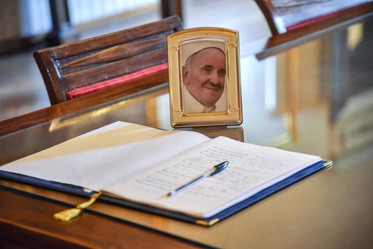 Coda in prefettura per firmare le condoglianze per Papa Francesco