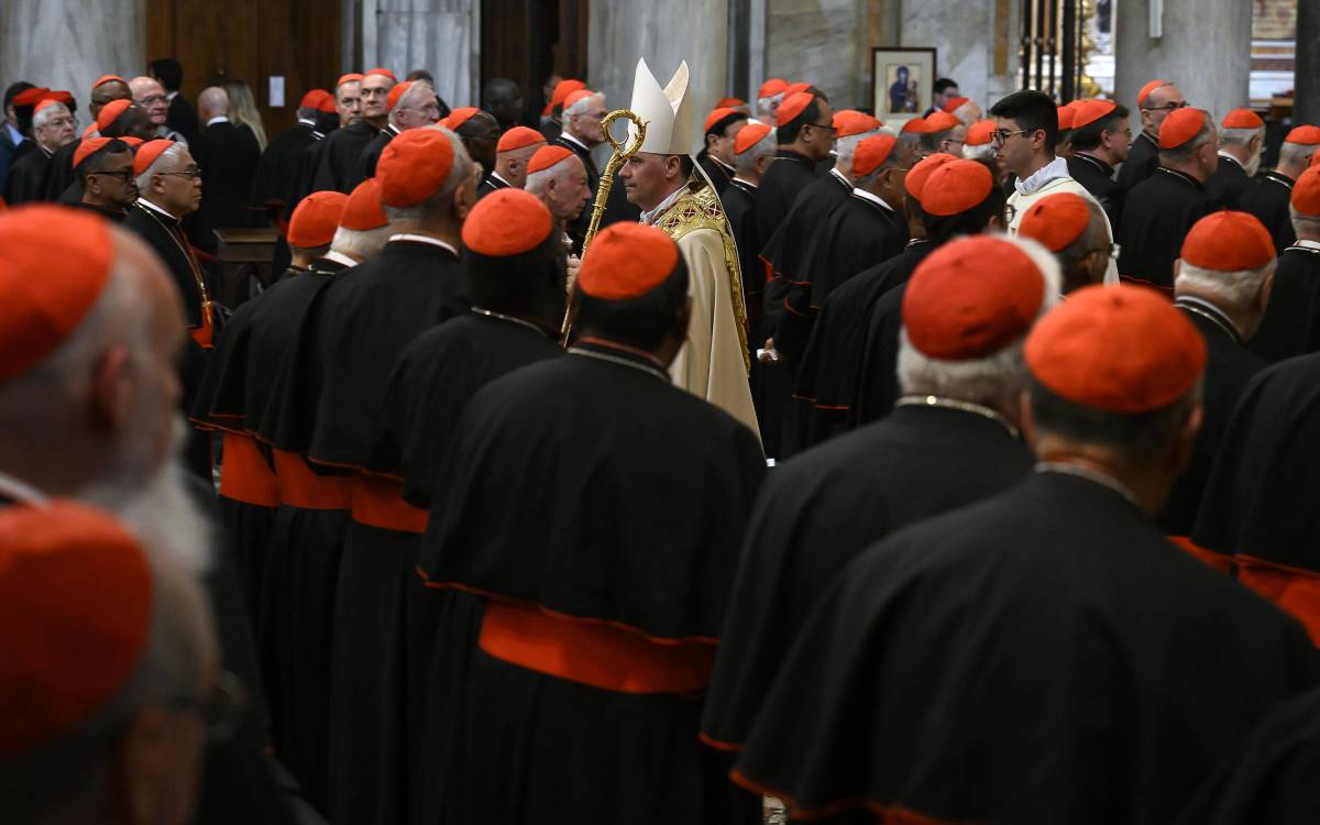 "L'elezione? Piano piano". Sulla tomba 110 cardinali (ma Becciu non si vede)