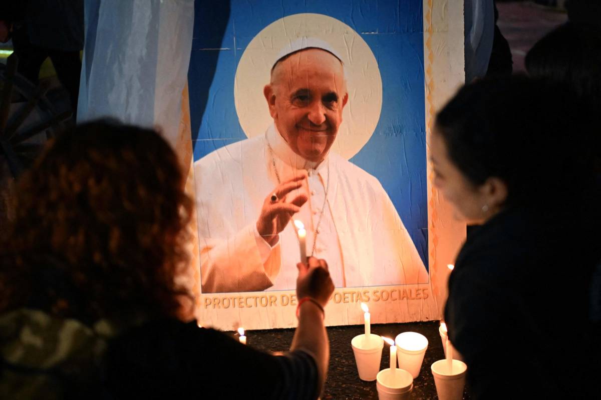 Nel "barrio" del Papa. Il calcio e le prediche tra droga e prostitute