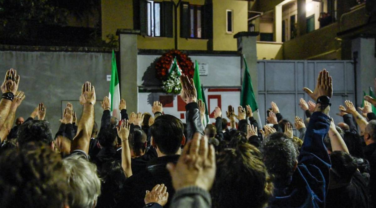 Saluti romani alla fiaccolata per Sergio, la Procura apre un fascicolo