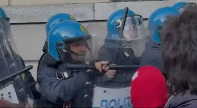 Anarchici assaltano il Comune. Serata di guerriglia a Lecco